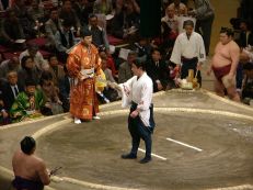 13 - Le Yobidashi (présentateur officiel)