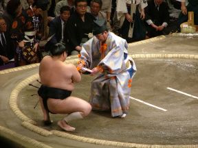 18 - Gyôji (arbitre) remettant la récompense à Kotomitsuki