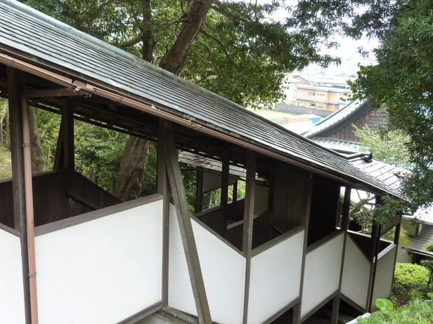 10 - Les escaliers en bois couverts qui relient les principaux bâtiments entre eux