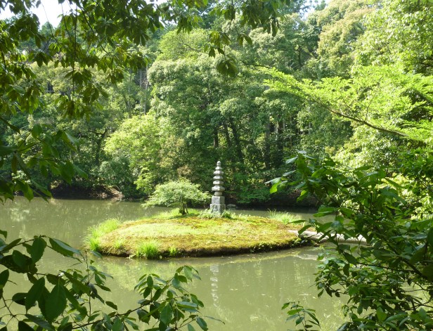 10 - Petit lac dans le parc du Kinkaku-ji