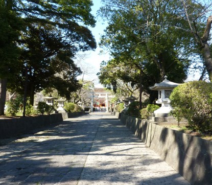 11 - Allée centrale reservée aux kami d'un sanctuaire shinto à Fuji-Nomiya