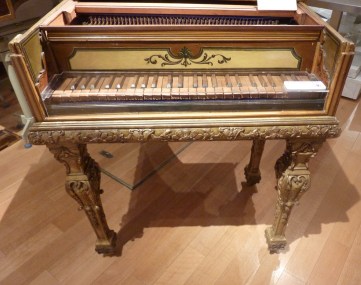 11 - Clavecin entièrement en bois