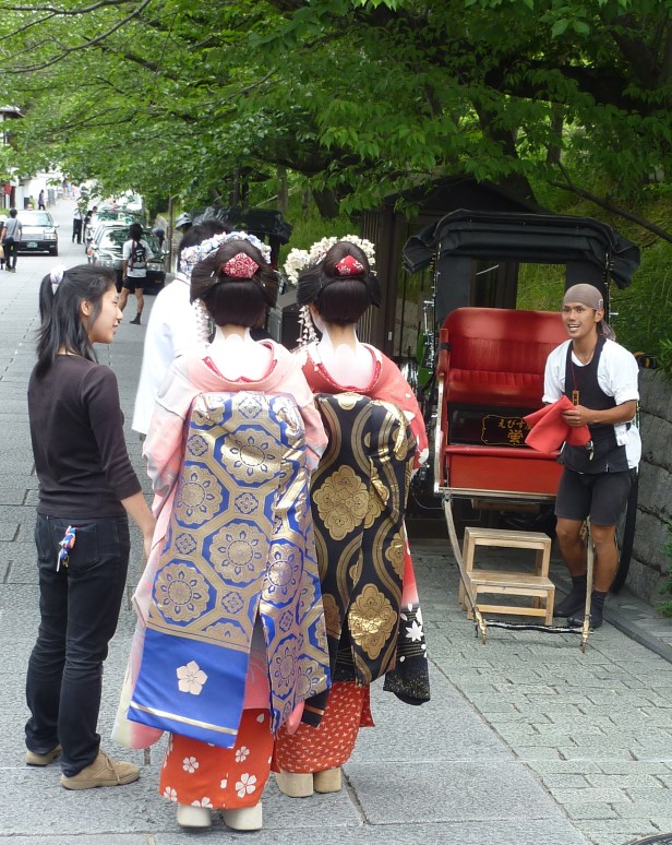 13 - Deux Maiko-san (l'expression du conducteur est géniale)