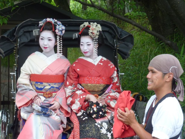 15 - Deux Maiko-san (le sourire du conducteur est génial)