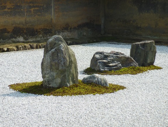 16 - Il y a 15 pierres dans ce jardin sec