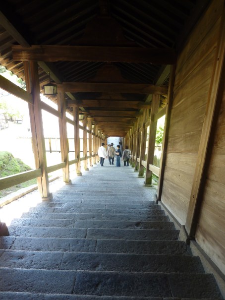 18 - Escaliers couverts qui permettent d'aller de bâtiment en bâtiment