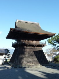 19 - Beffroi avec la cloche à l'intérieur à l'entré du temple bouddhiste