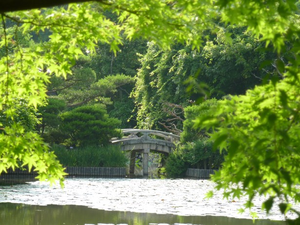 19 - Pont pour atteindre un petit sanctuaire sur l'île