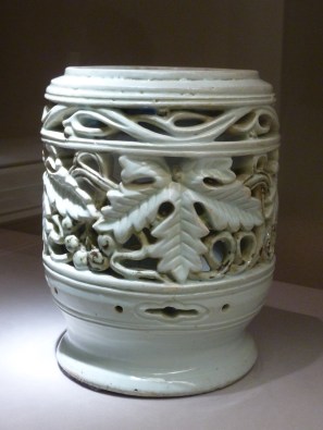 19 - Vase avec motif de vigne