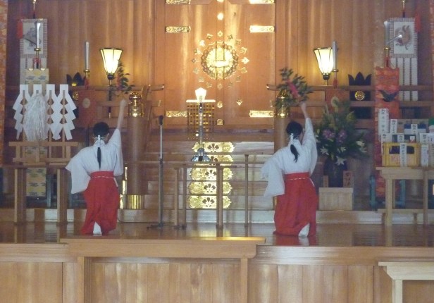 21 - Cérémonie au sanctuaire dans l'enceinte du château d'Hiroshima