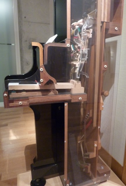 24 - Coupe d'un piano droit