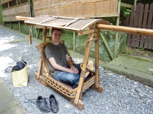 25 - Et bien, où sont passés les porteurs. j'attends, moi !