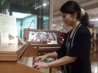 29 - Maiko au clavecin