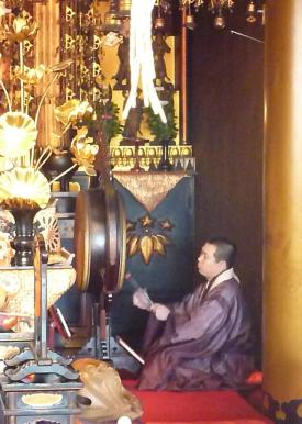 29 - Moine récitant des sutras