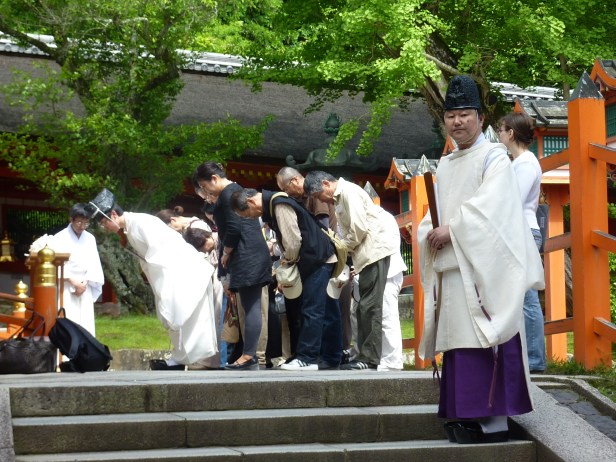 30 - Office shintô sous le regard sévère du supérieur !