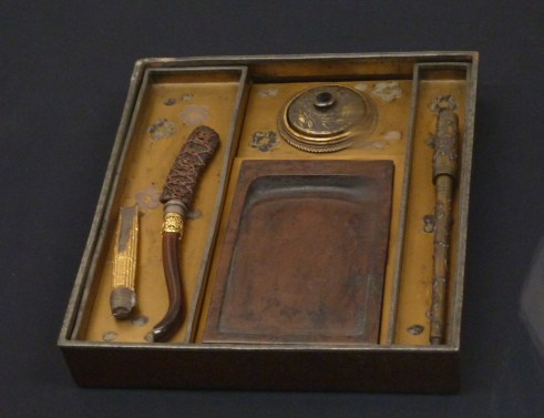 4 - Nécessaire avec pierre à encre