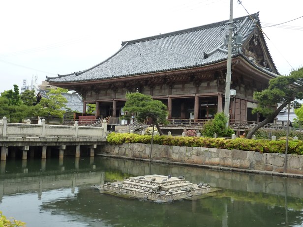 4 - Vieux bâtiment accessible par un pont typiquement japonais