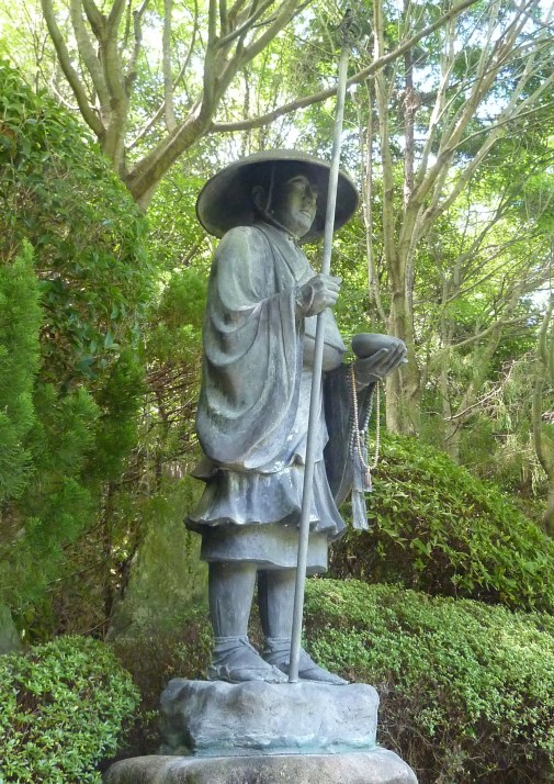 42 - Statue de moine bouddhiste faisant l'aumône