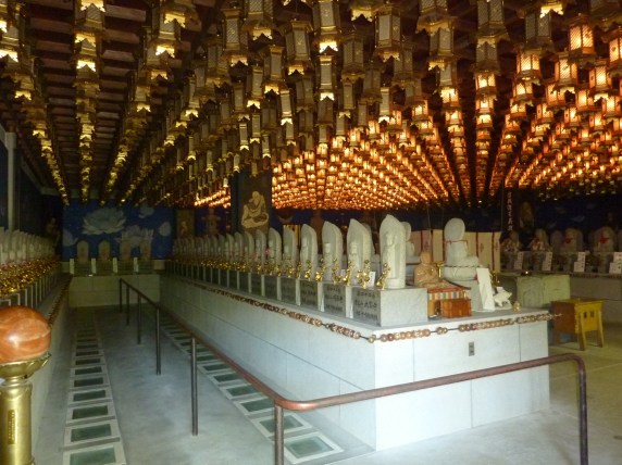 47 - Cave avec 100 différentes statues de Bouddha - il faut faire une prière devant chacune d'entre-elles