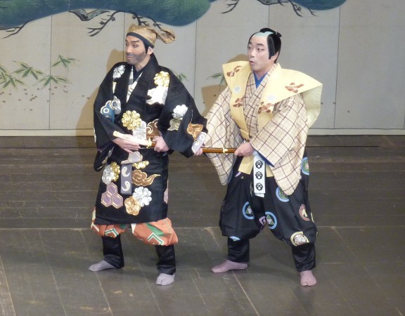 6 - Un homme (celui de gauche) tente de voler un sabre à un samouraï et fait croire qu'il lui appartient