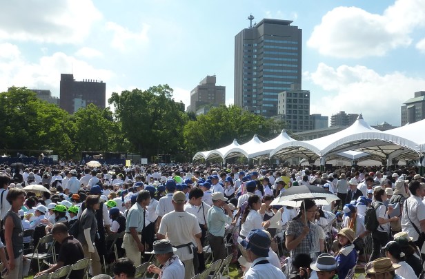 7 - La foule lors de la cérémonie
