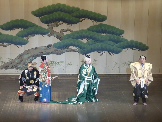 8 - Le juge pose des questions aux deux séparément, mais le voleur écoute à chaque fois la réponse et répète mot pour mot