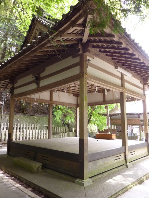 8 - Peut-être une ancienne scène de théâtre, probablement kyôgen