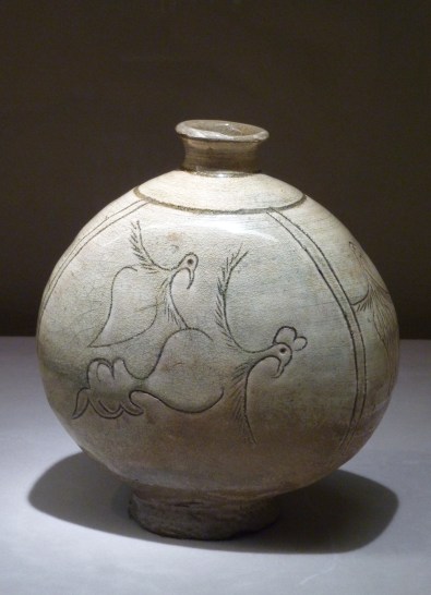 8 - Vase avec motif d'oiseau