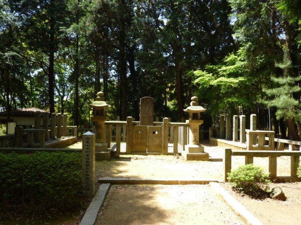 9 - La tombe de 70 samouraïs ayant combattu le pouvoir à la fin de la période d'Edo, et se sont fait ensemble seppuku