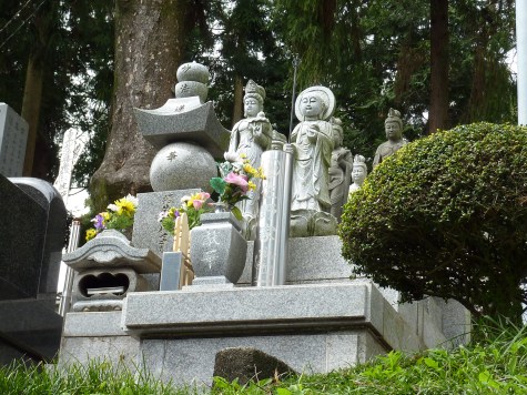 9 - Un exemple de tombe dans le temple qui est aussi un cimetière
