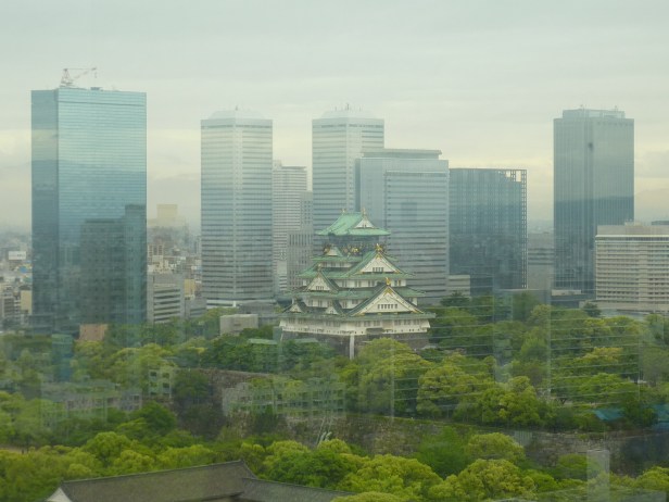 Château d'Osaka, qui paraît immense et en pleine nature, est dominé par les grands hôtels