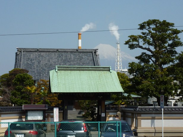 Contraste flagrant - Voitures, temple et bel arbre, cheminées d'usines, Mont Fuji - 4 plans du mélange ville-nature
