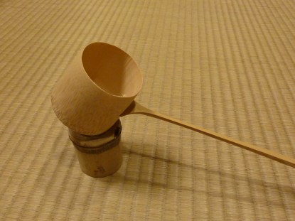 Hishaku - louche très fine qui sert à prélever de l_eau dans la bouilloire pour verser dans le bol, reposant sur son socl~1