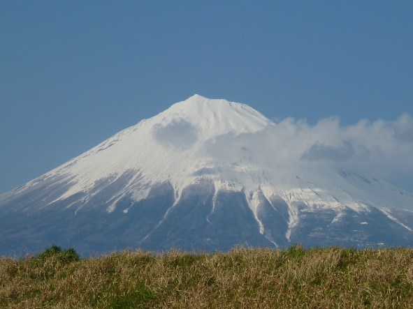 Le Mont Fuji a un oeil, une bouche, et ... ça doit être l'heure de la pause syndicale, car il fume comme un pompier ^^