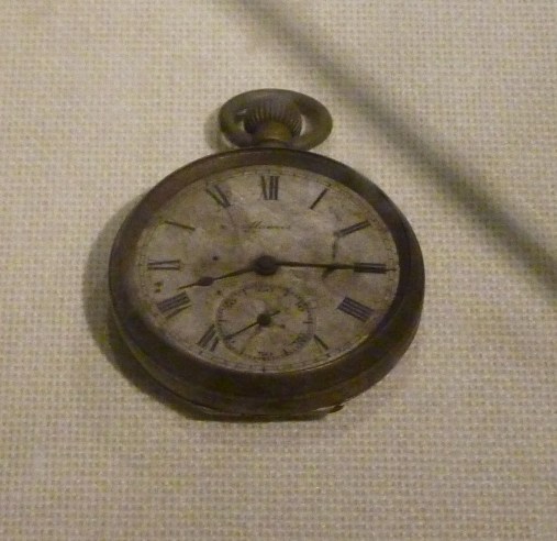 Montre portée par une victime et arrêtée à l'heure de l'explosion - 8h15