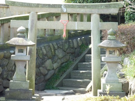 Une petite porte (torii) symbolisant l'entrée dans un lieu sacré