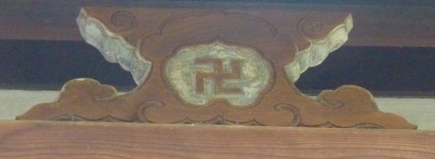 1 - Symbole bouddhiste (la croix gammée est inversée)