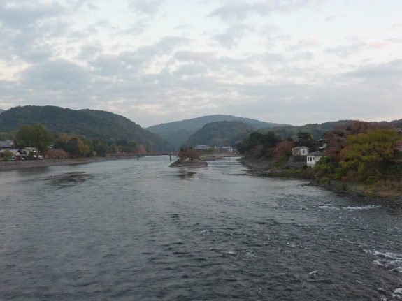 10 - Vue prise du pont d'Uji, le plus ancien du Japon