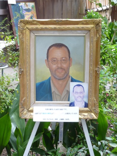 15 - Au milieu des temples, une boutique de portraits ... avec Jean Reno ... assez incongru,non