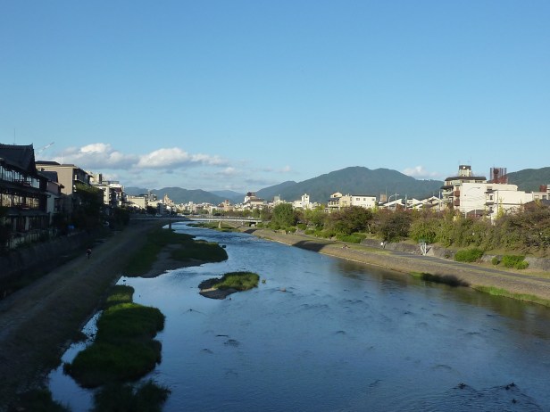 15 - La kamo-gawa (rivière kamo), traversant Kyoto de Nord en Sud - Kyoto est une ville entourée de montagnes
