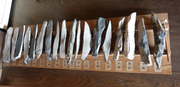 15 - Vieux lithophone (instrument à percussion en pierre)