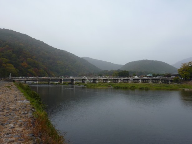 2 - Grand pont traversant la rivière et menant aux montagnes