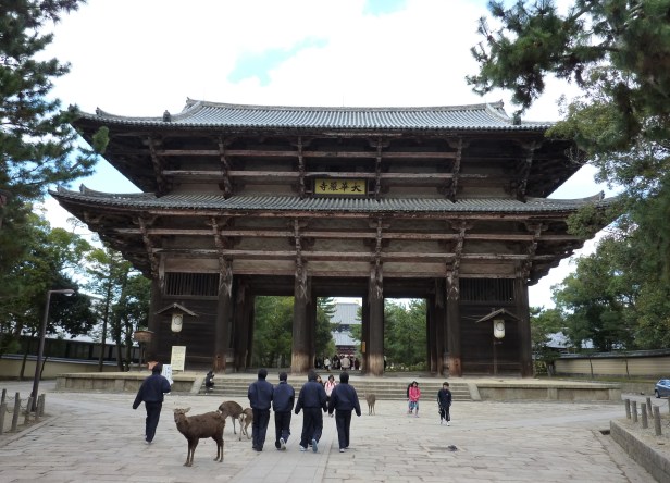 24 - Porte avant le Tôdaiji