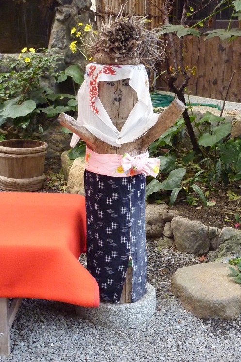 24 - Un des personnages traditionnels de la ville - la porteuse de fagots de bois