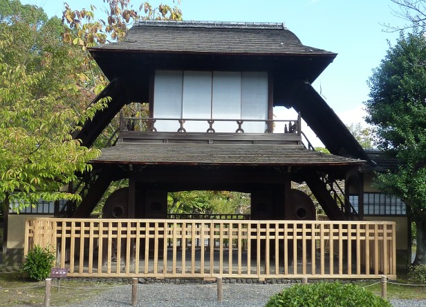 3 - Beau bâtiment du jardin