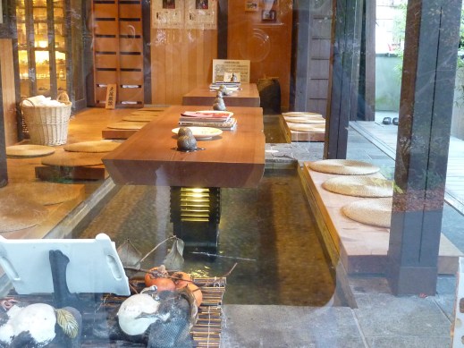 30 - Un café spécial - on a les jambes dans une source d'eau chaude naturelle