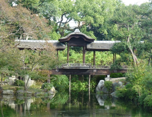 6 - Autre pont entièrement en bois pour se rendre à l'île où se trouve la maison de thé