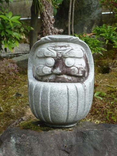 6 - Daruma (nom japonais du Bodhidharma), statuette pour les voeux