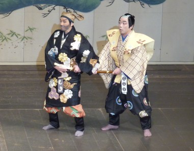 6 - Un homme (celui de gauche) tente de voler un sabre à un samouraï et fait croire qu'il lui appartient