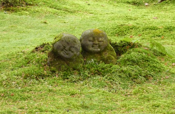 8 - Petites statues Jizo bosatsu dans le jardin de mousses